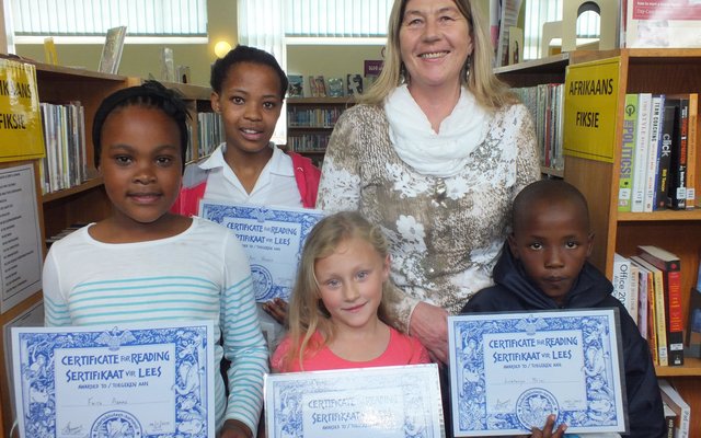 Voor vlnr is Faith Adams, Nicole Schutte en Lukhanyo Mtiki met hulle sertifikate en pakkies en agter vlnr is Carry-Ann Visagie en Sharman Geldenhuys 